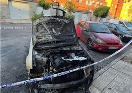 Los tres coches salieron ardiendo en la madrugada de este lunes en el residencial Gredos.