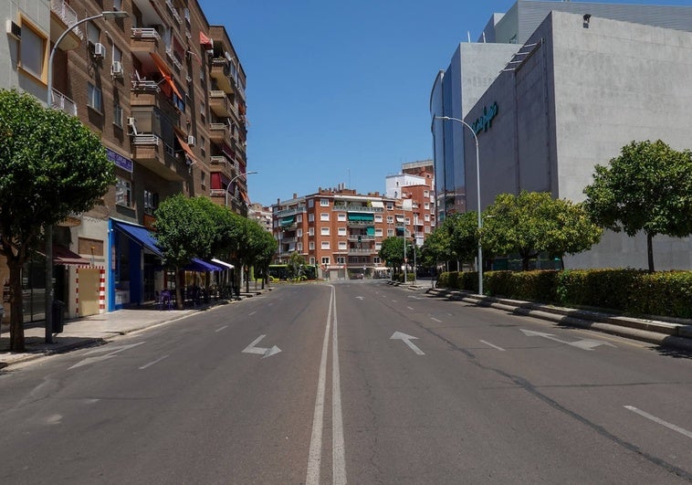 Avenida de Miguel Celdrán, sin tráfico ni peatones, a las 15.45 horas de este martes.