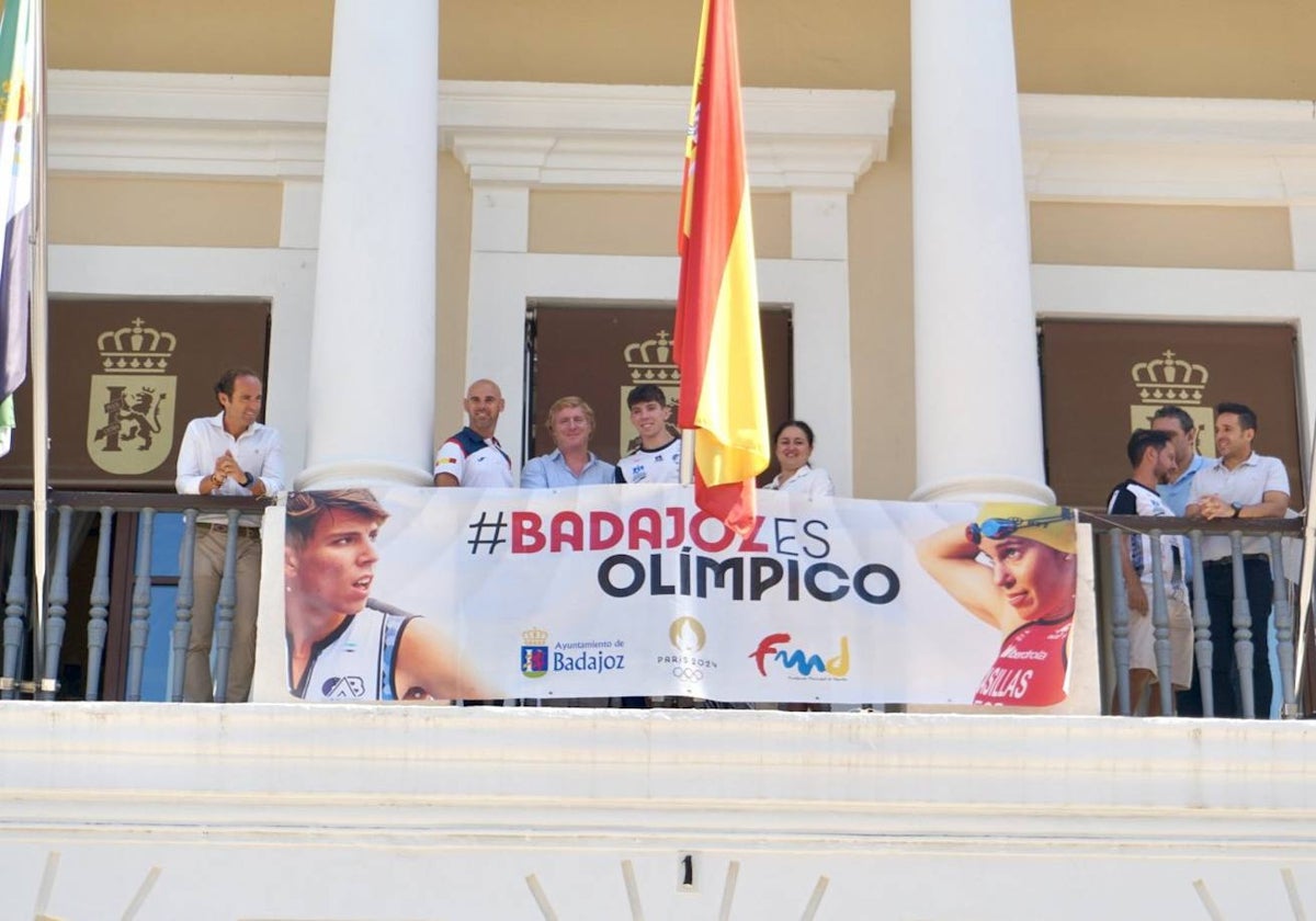 Parejo, Tovar, Gragera, Zurita y Cabanillas en el balcón del Ayuntamiento donde cuelga un cartel en apoyo a sus dos deportistas olímpicos.