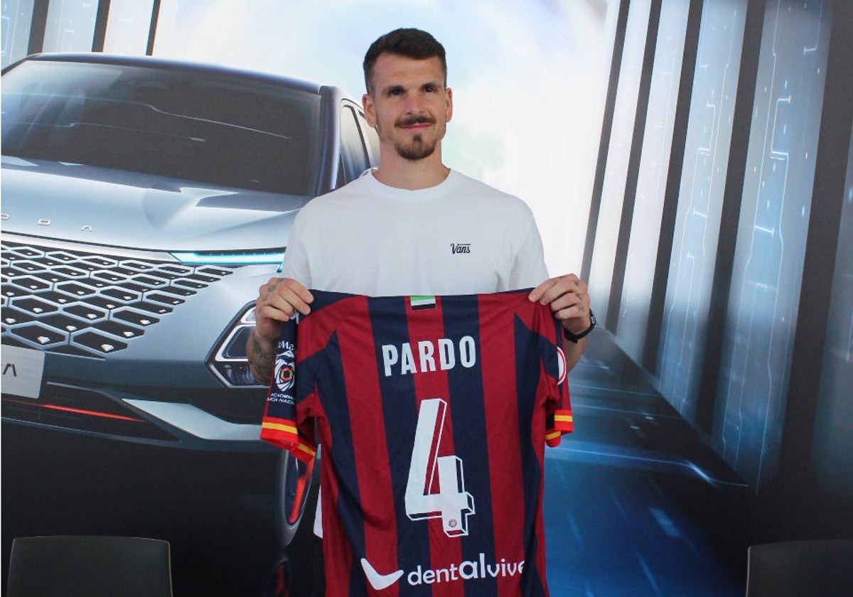 Pardo, con la nueva camiseta del Extremadura en su presentación como jugador.