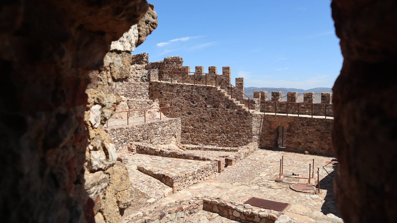 Vista hacia el interior del castillo