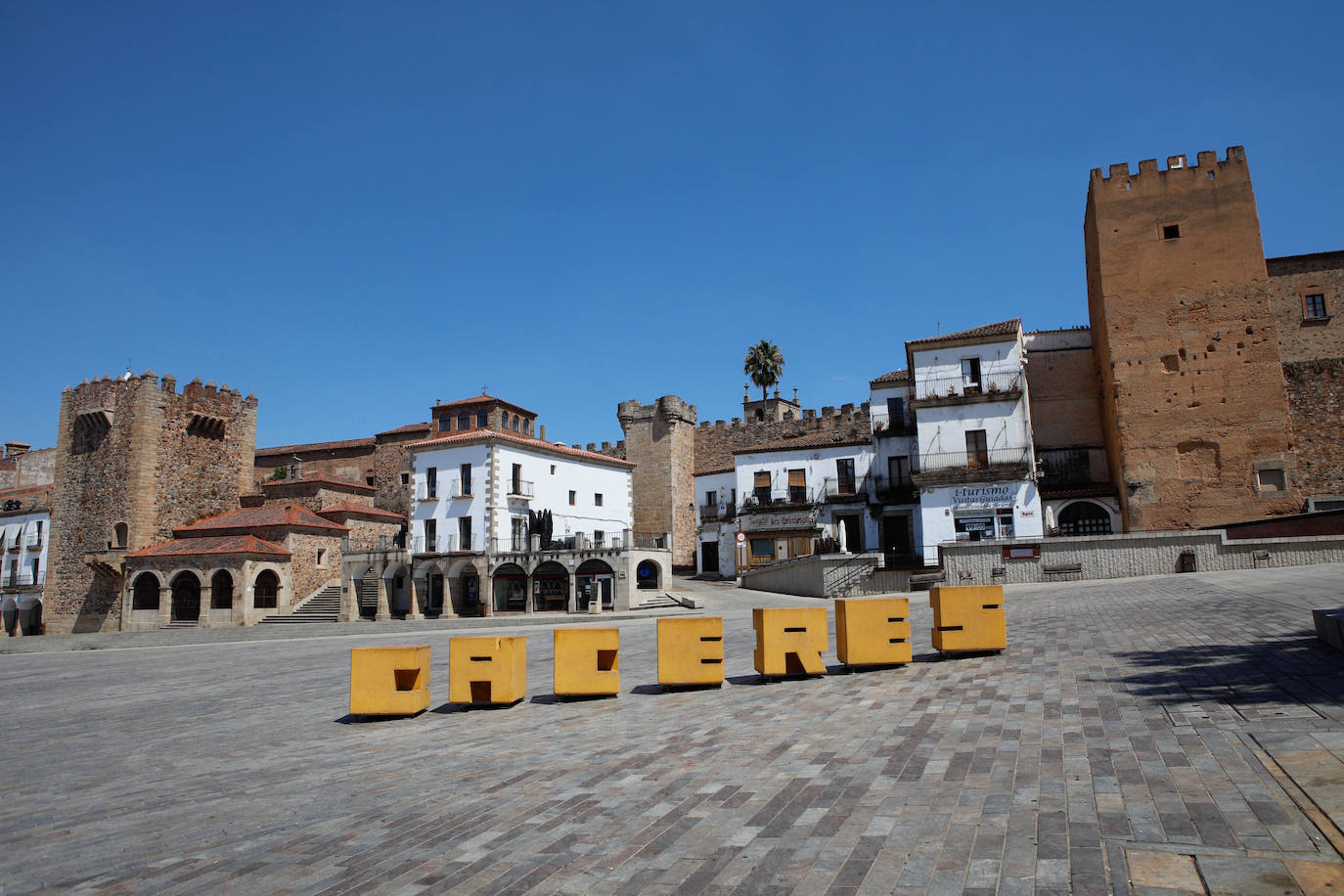 Calles vacías en Cáceres en la tarde de este martes.