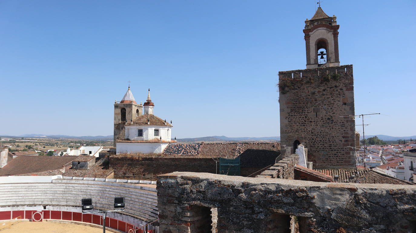 Plaza de toros junto a tres torres