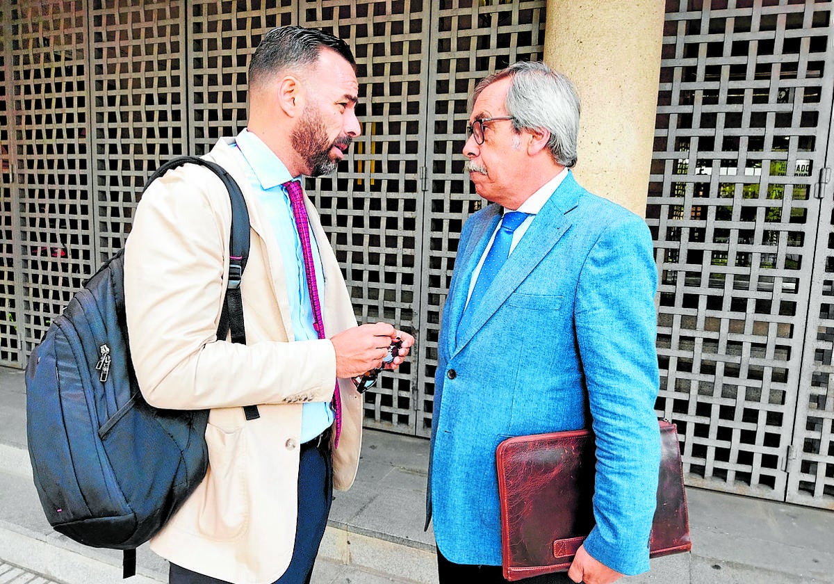 El abogado de la acusación, Juan Manuel Yerga, conversa con el de la defensa, Enrique González-Vallejo