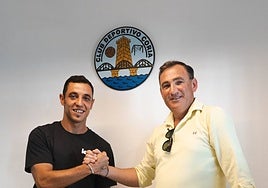 Nando Copete, junto al presidente del Coria, Aurelio Gutiérrez.