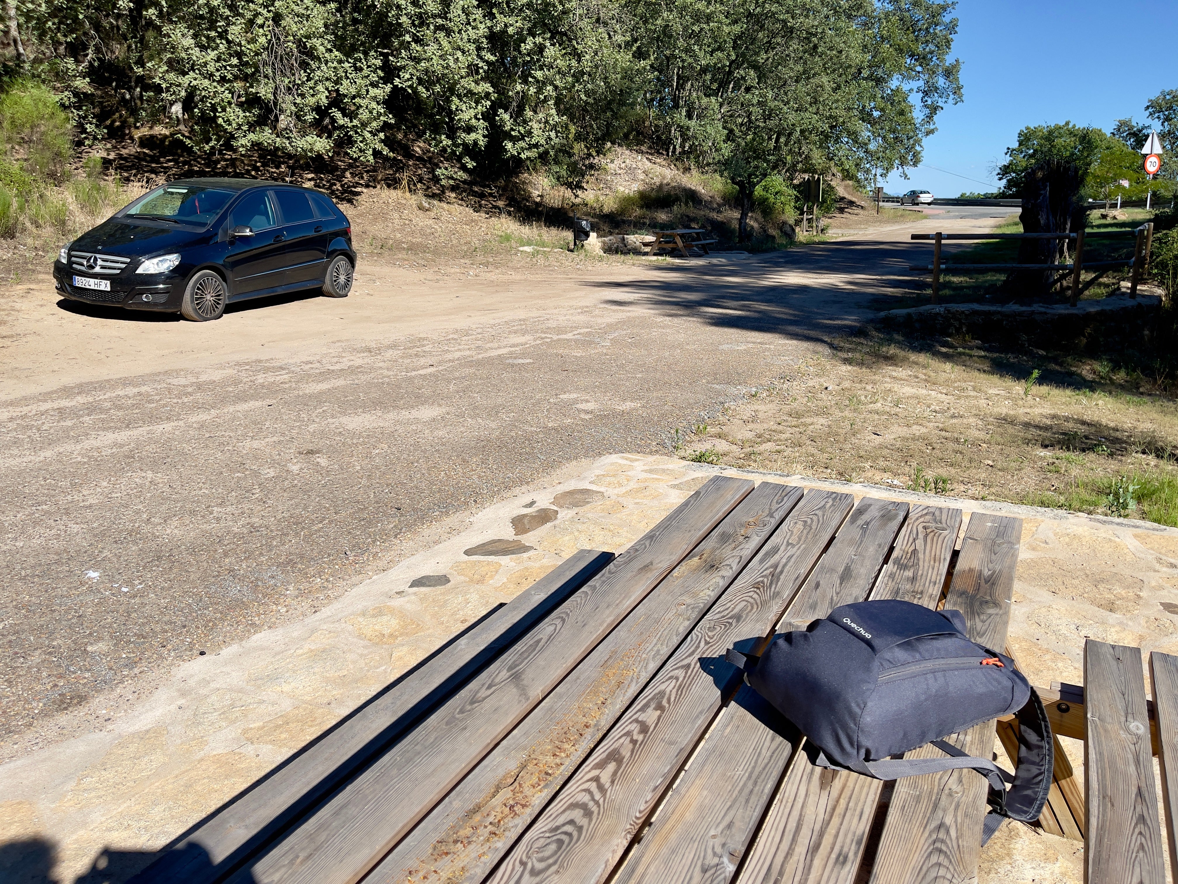 Merendero. Hay uno con dos bancos y mesas de madera nada más dejar la carretera EX- 203. A. A.