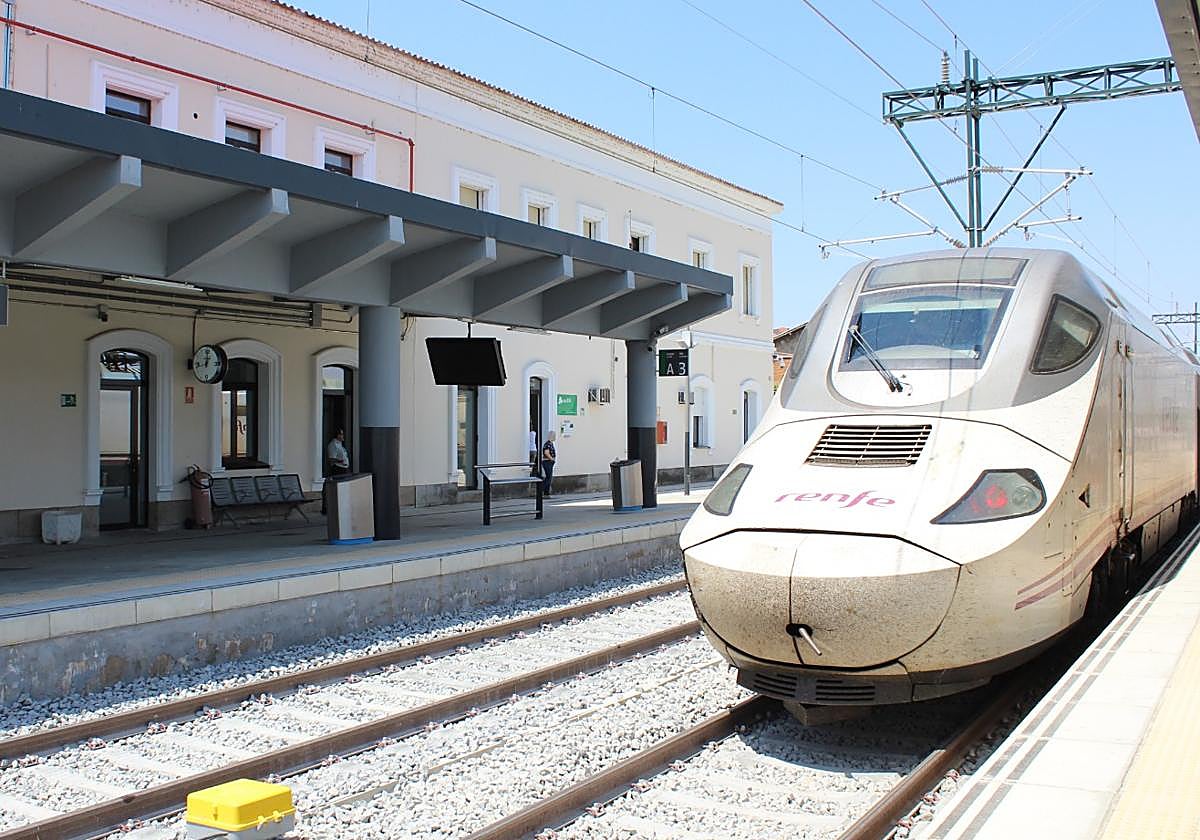 Imagen de archivo de un tren Alvia detenido en Mérida.