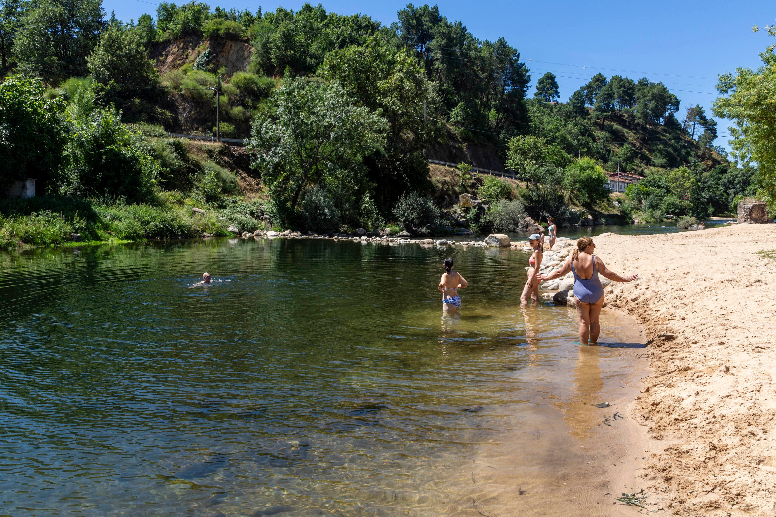 La piscina se encuentra rodeada de naturaleza. Andy Solé.