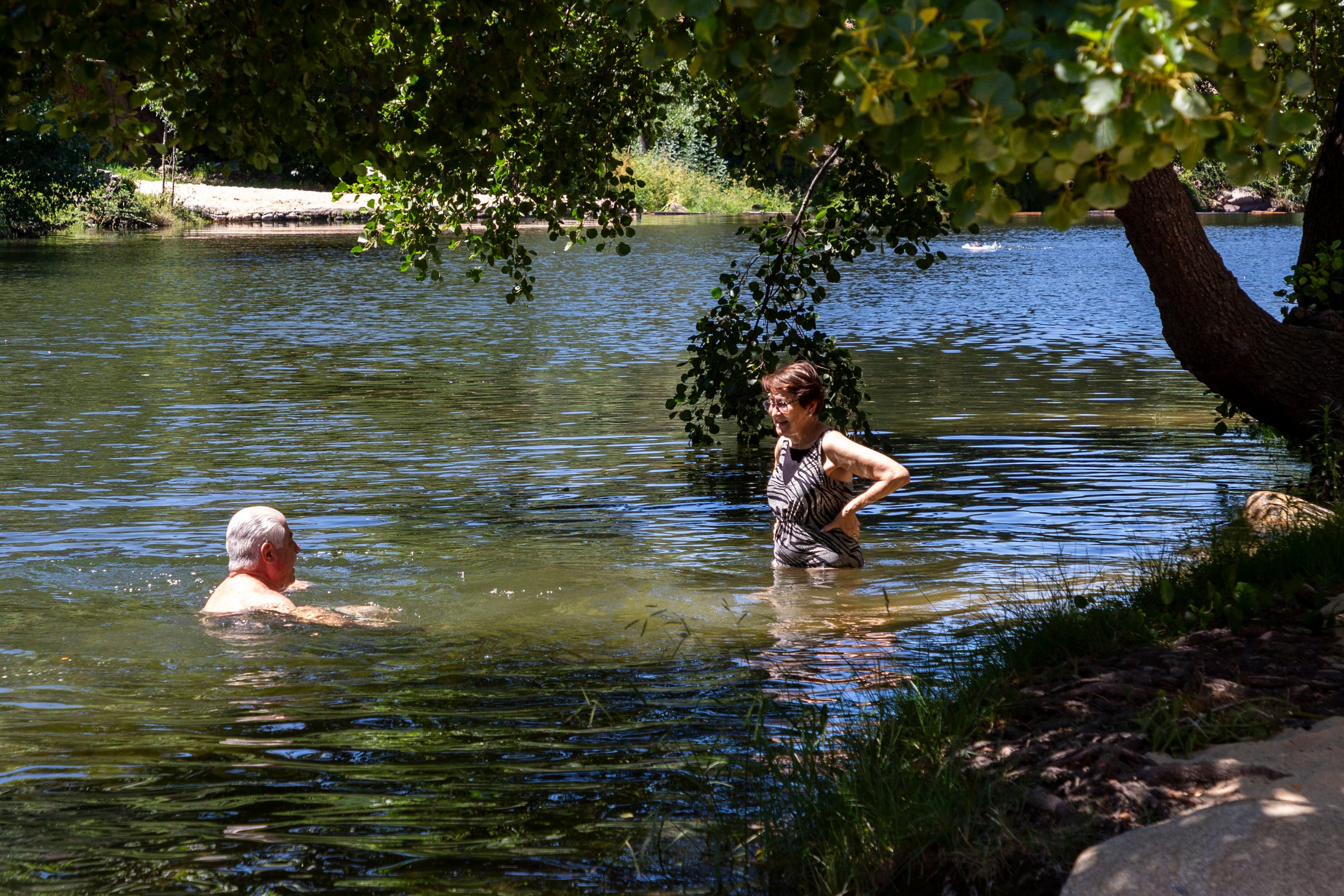 Bañistas en la orilla. Andy Solé.