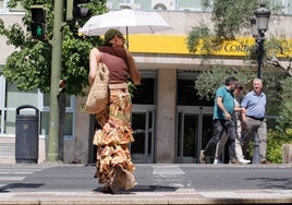 Una mujer se protege del sol en Cáceres, donde hoy la máxima ha sido de 39 grados.