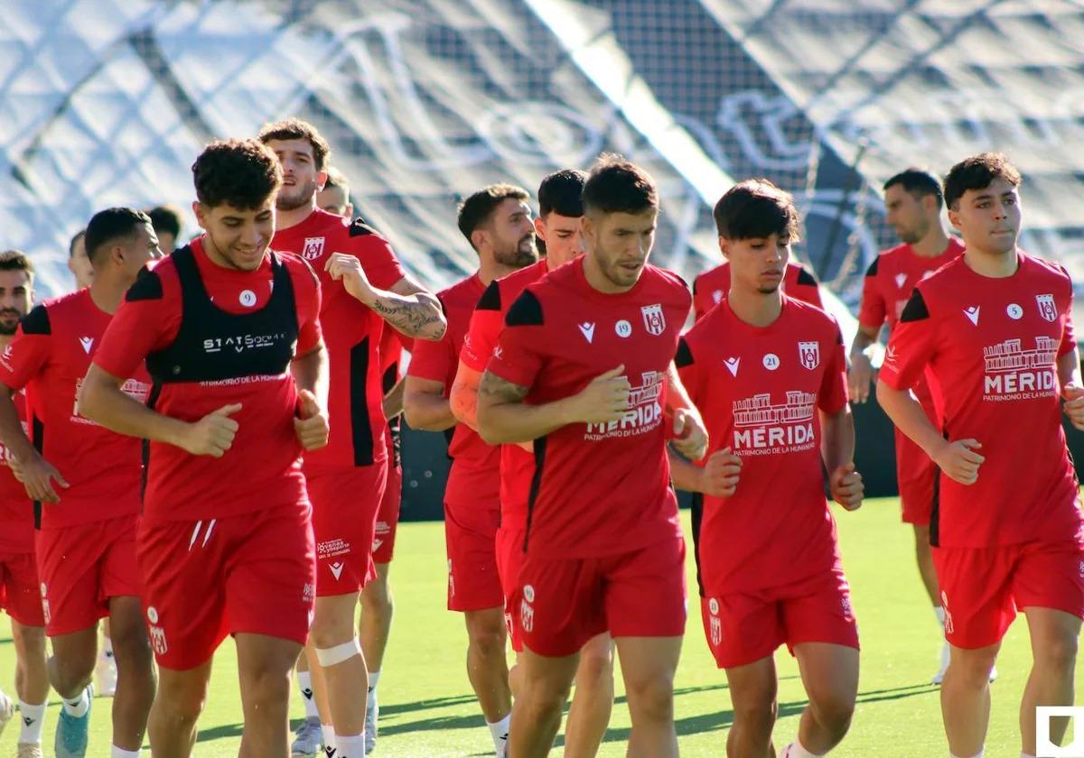 Mizzian y Felipe Alfonso encabezan una carrera continua durante un entrenamiento.