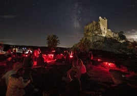 Castillo de Trevejo bajo el cielo estrellado.