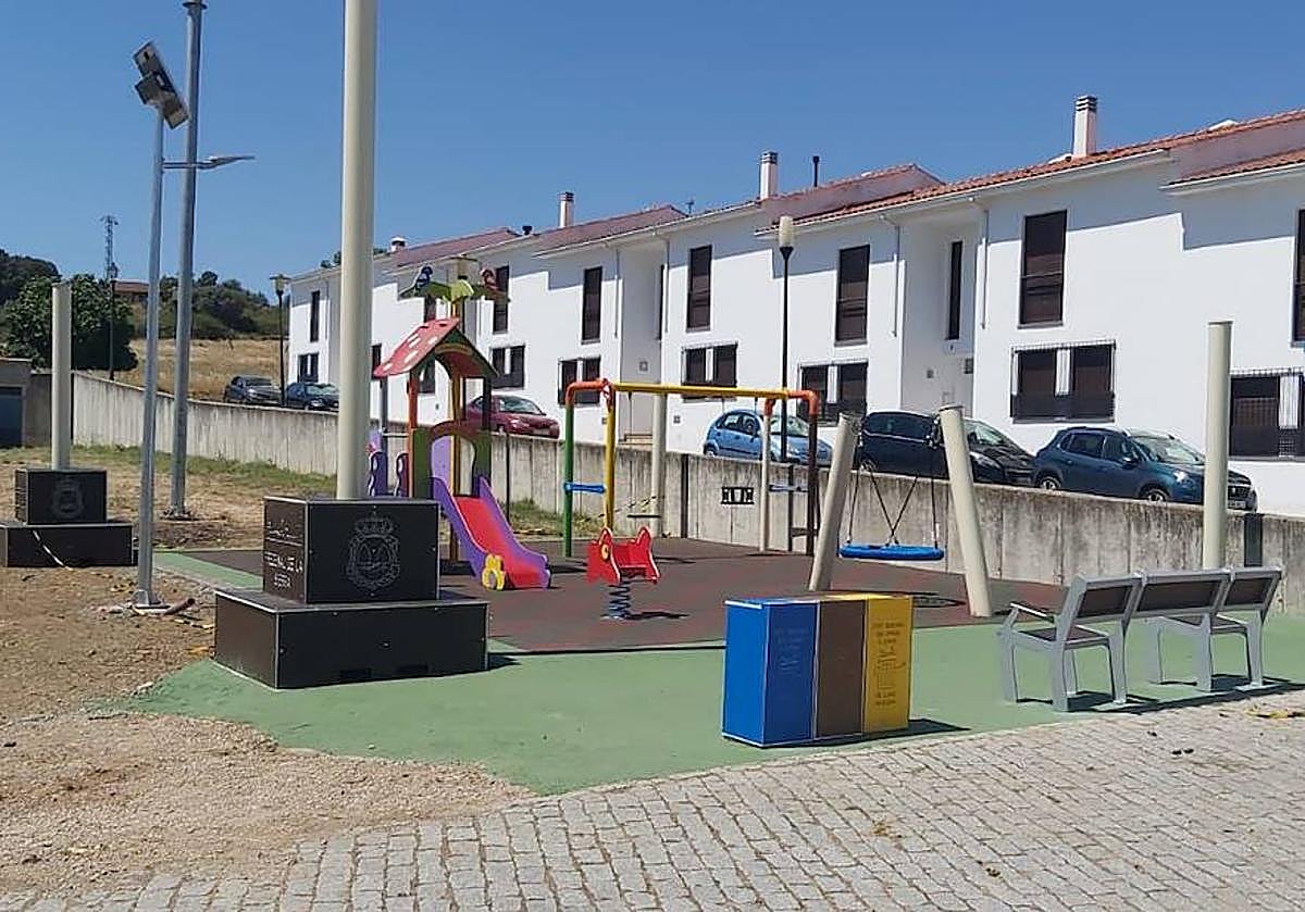 Imagen principal - El Consistorio ha tenido que delimitar el perímetro con cinta 3 veces al encontrárselas quitadas.