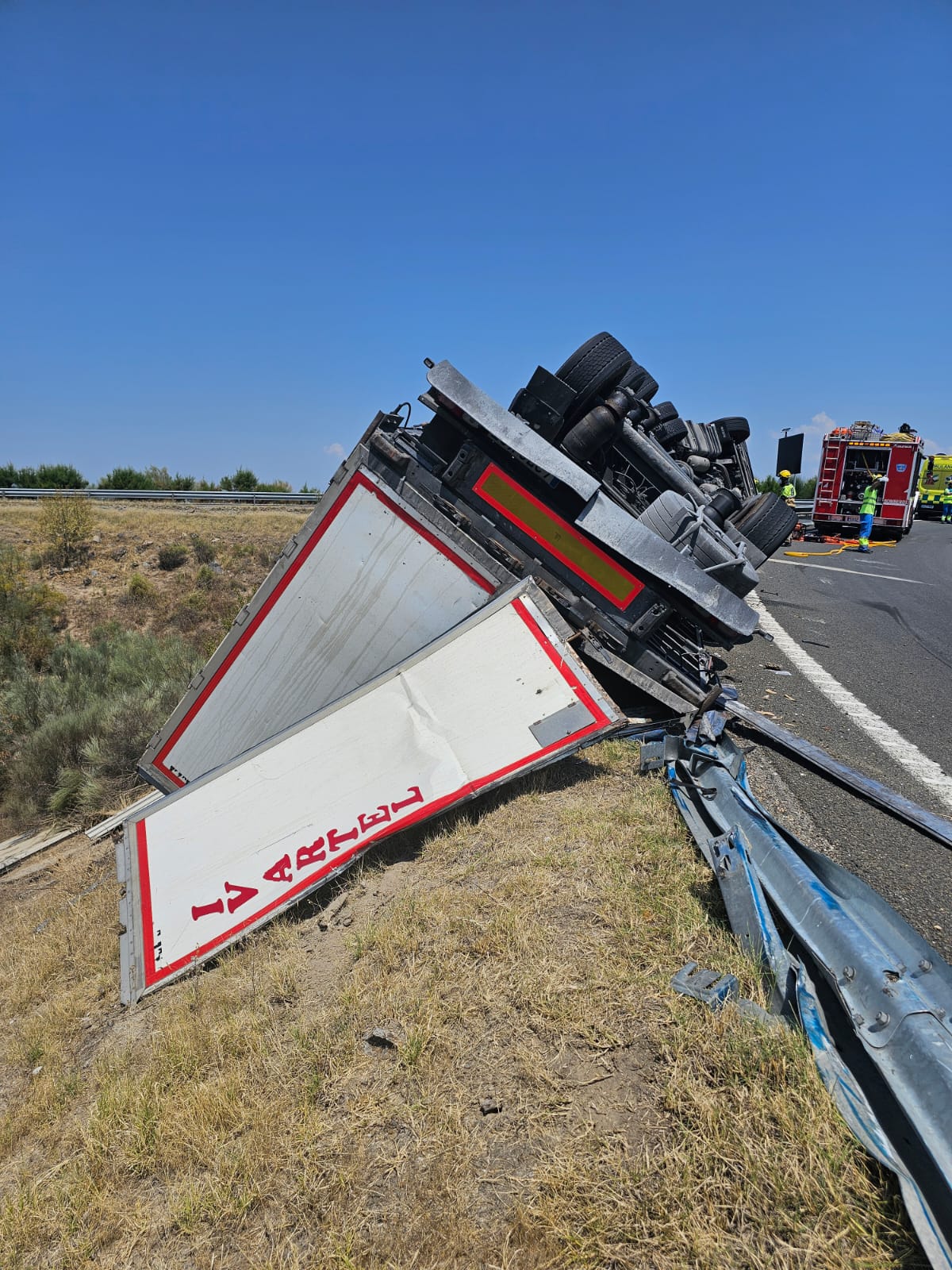 Fotos | Así ha quedado el camión tras volcar cerca de Navalmoral