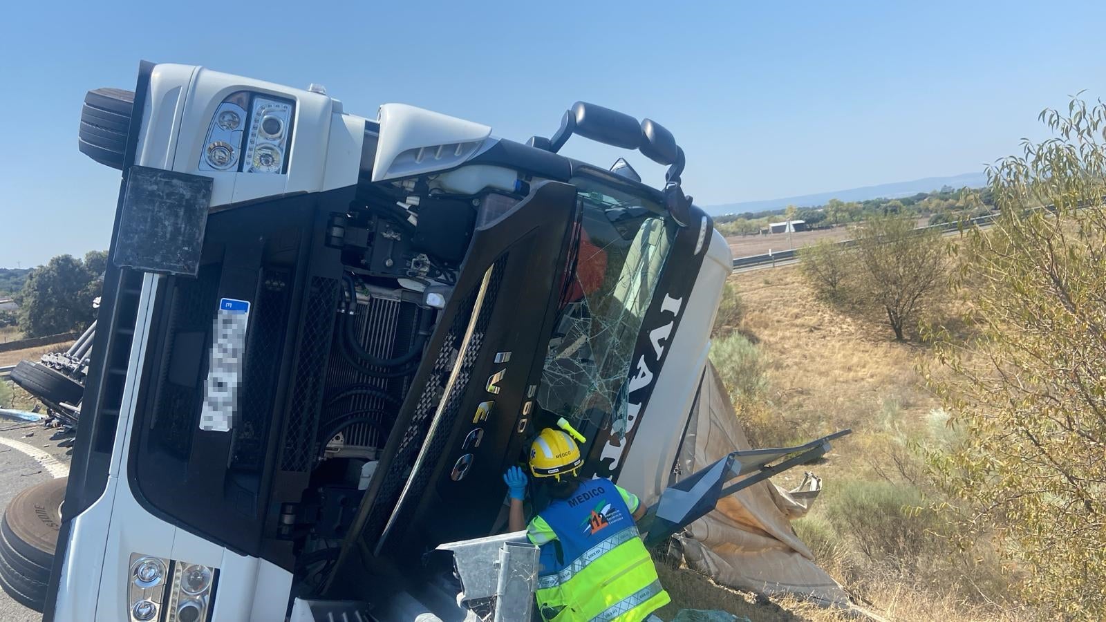 Fotos | Así ha quedado el camión tras volcar cerca de Navalmoral