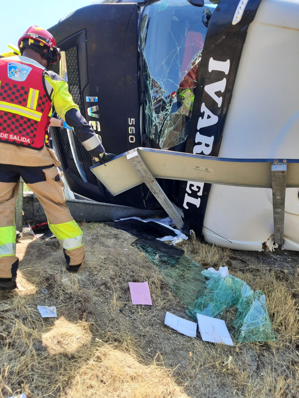 Fotos | Así ha quedado el camión tras volcar cerca de Navalmoral