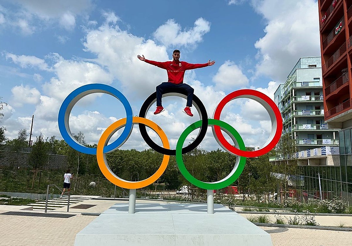 César Castro, con los aros olímpicos de los Juegos de París.