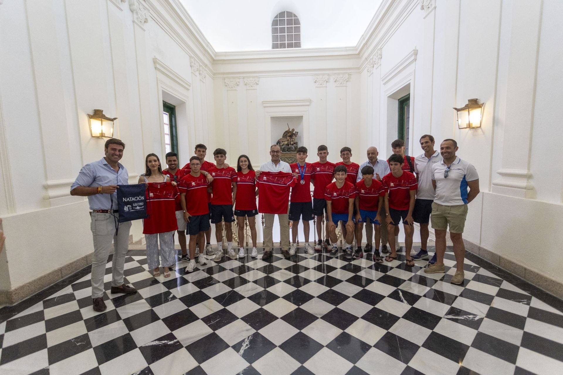 El alcalde de Cáceres recibió al club Los Delfines. 