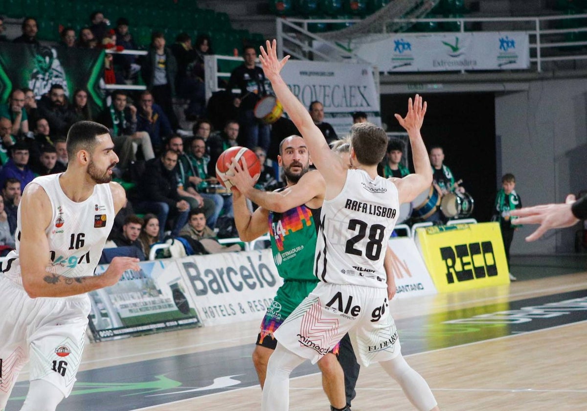 Dani Rodríguez defendido en el duelo ante el Cantabria.