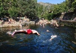Piscina natural de Casas del Monte, una de las más visitadas del norte cacereño.