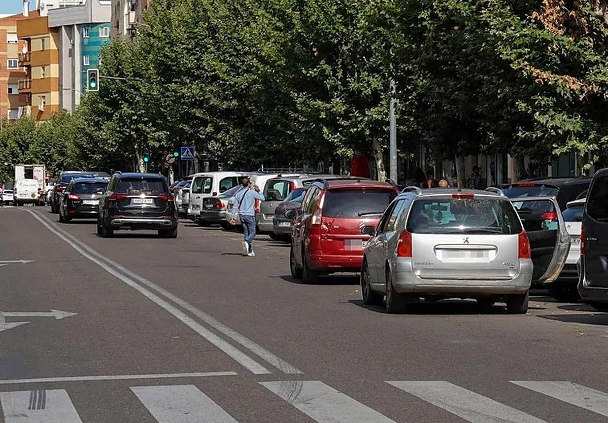 Doble fila en una calle del centro de Badajoz.