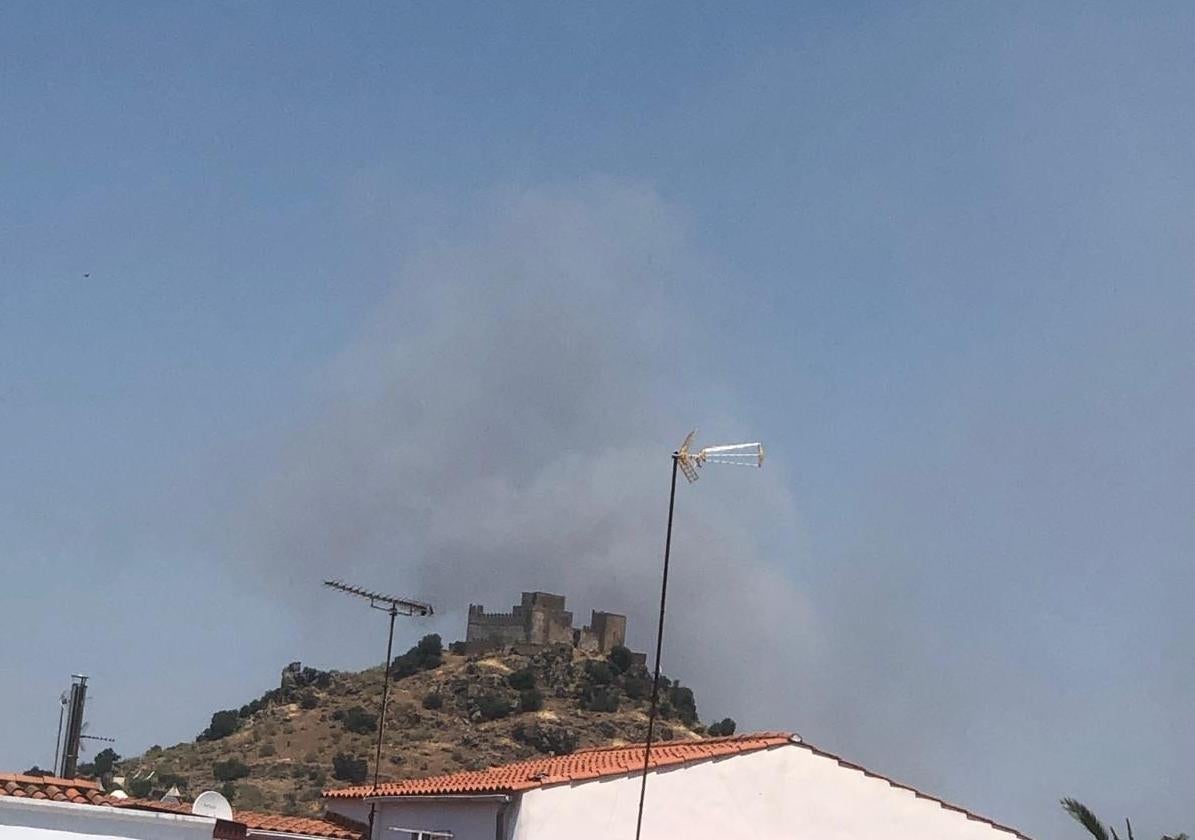 Columna de humo visible desde el casco urbano de Burguillos del Cerro.