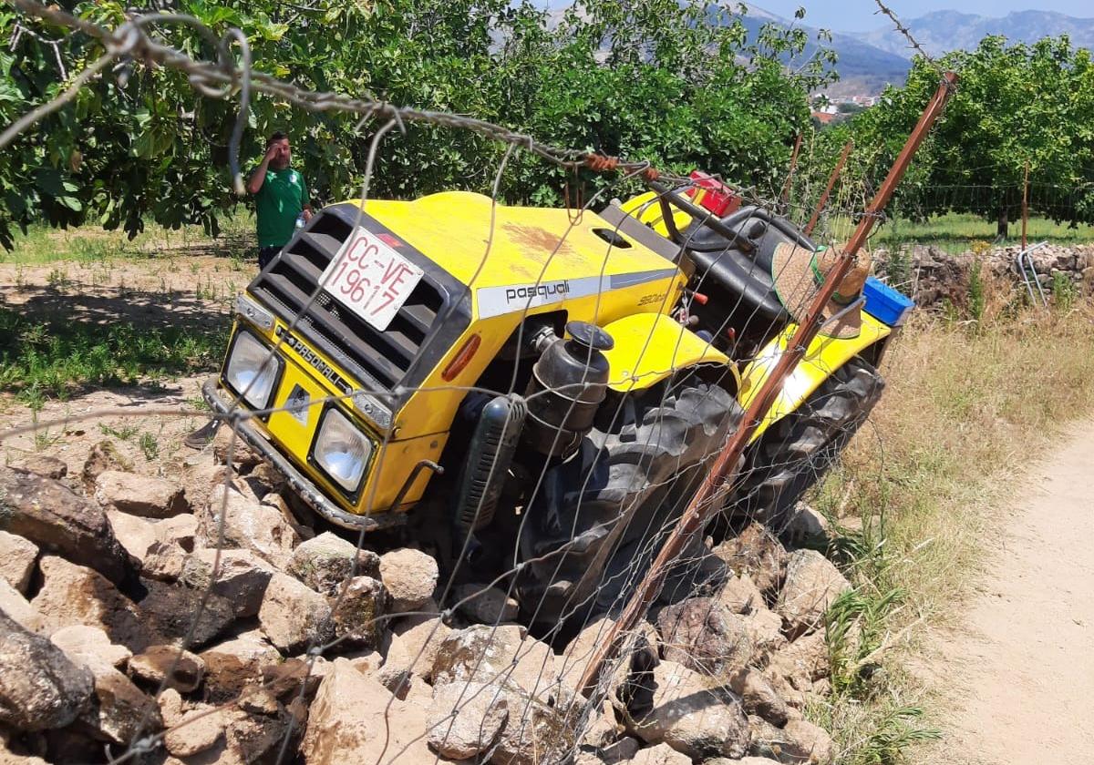 El tractor quedó atrapado en las piedras junto a una alambrada.