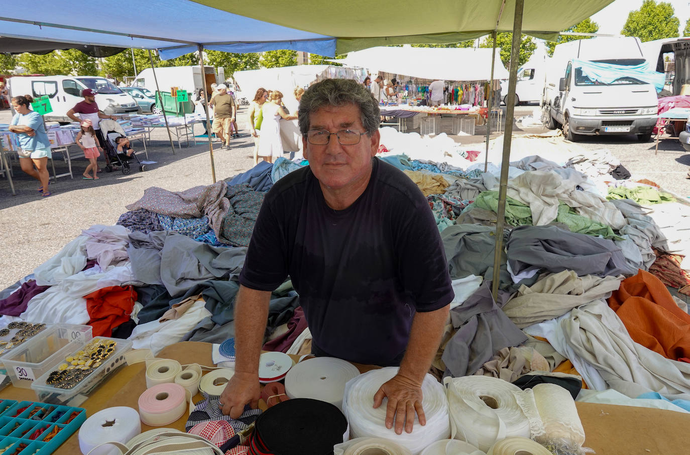 Imagen secundaria 2 - El calor no puede con el mercadillo que triunfa gracias a la venta de los productos de temporada