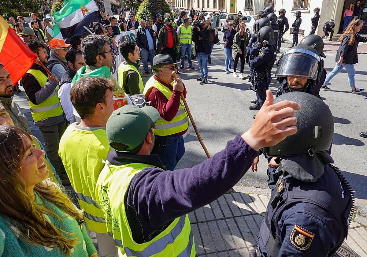 Agricultores frente a la Delegación del Gobierno en Badajoz, el pasado marzo; fue la última protesta de 'En defensa del campo'.