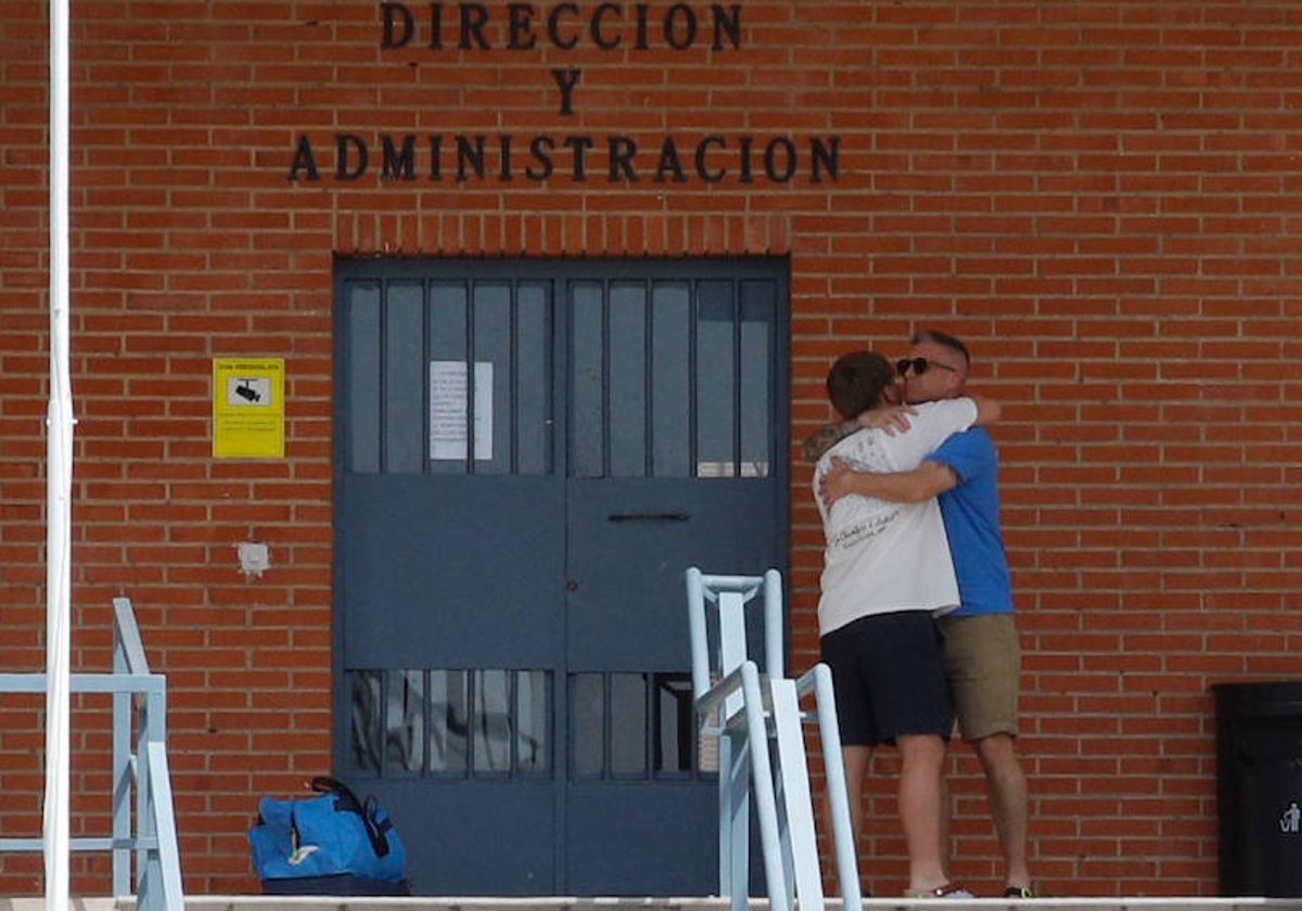 Momento en el que Constantín (con gafas) se despide de un familiar a las puertas del centro penitenciario de Cáceres este domingo por la tarde.