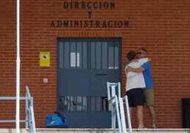 Momento en el que Constantín (con gafas) se despide de un familiar a las puertas del centro penitenciario de Cáceres este domingo por la tarde.