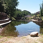 Herido crítico al precipitarse desde 4 metros en la piscina natural de Aldeanueva de la Vera