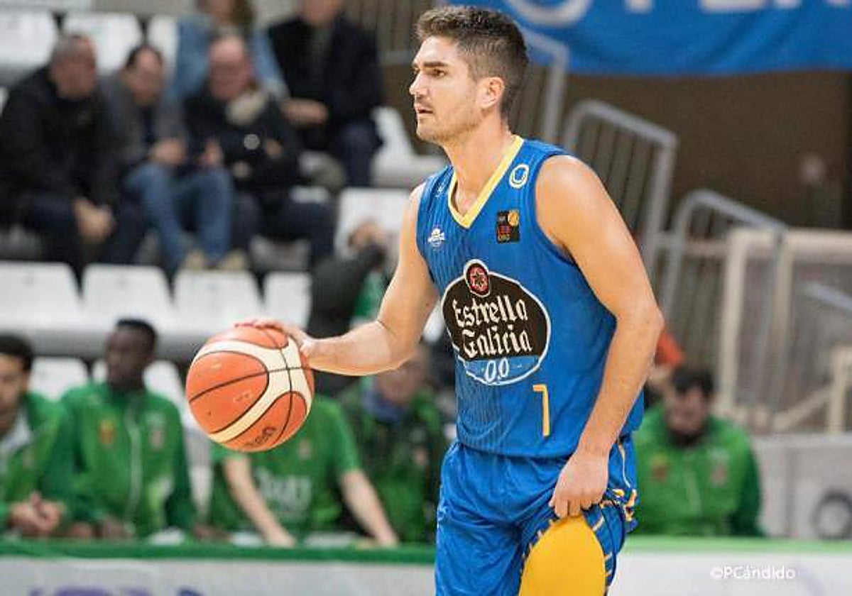 Óscar Alvarado durante un partido con el Ourense.