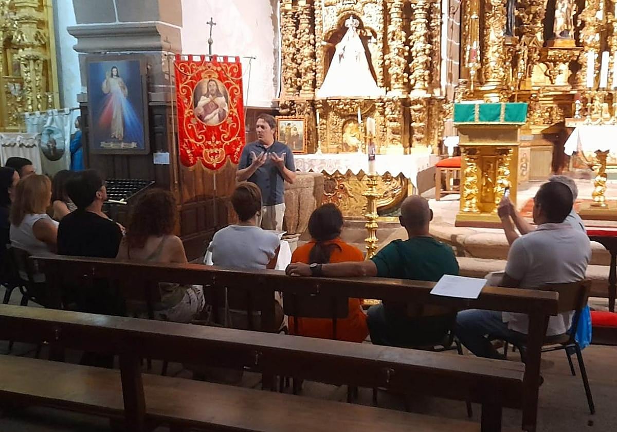 Castaño exponiendo el valor del patrimonio a los visitantes.