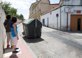 Dos vecinas de la calle Villalobos señalan los contenedores de Tenerías, foco de las cucarachas.