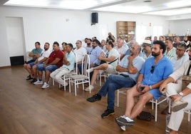 Vendedores ambulantes en la asamblea que se ha celebrado este lunes en el restaurante Montebola, en Cáceres.