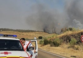 Un helicóptero sobrevuela el incendio originado en Ribera del Fresno para arrojar agua sobre uno de los frentes, el viernes pasado.