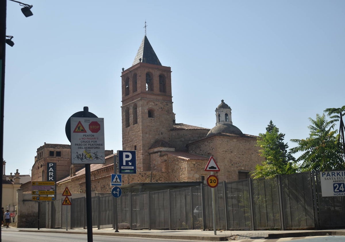 Entrada del aparcamiento junto a la Basílica de Santa Eulalia.