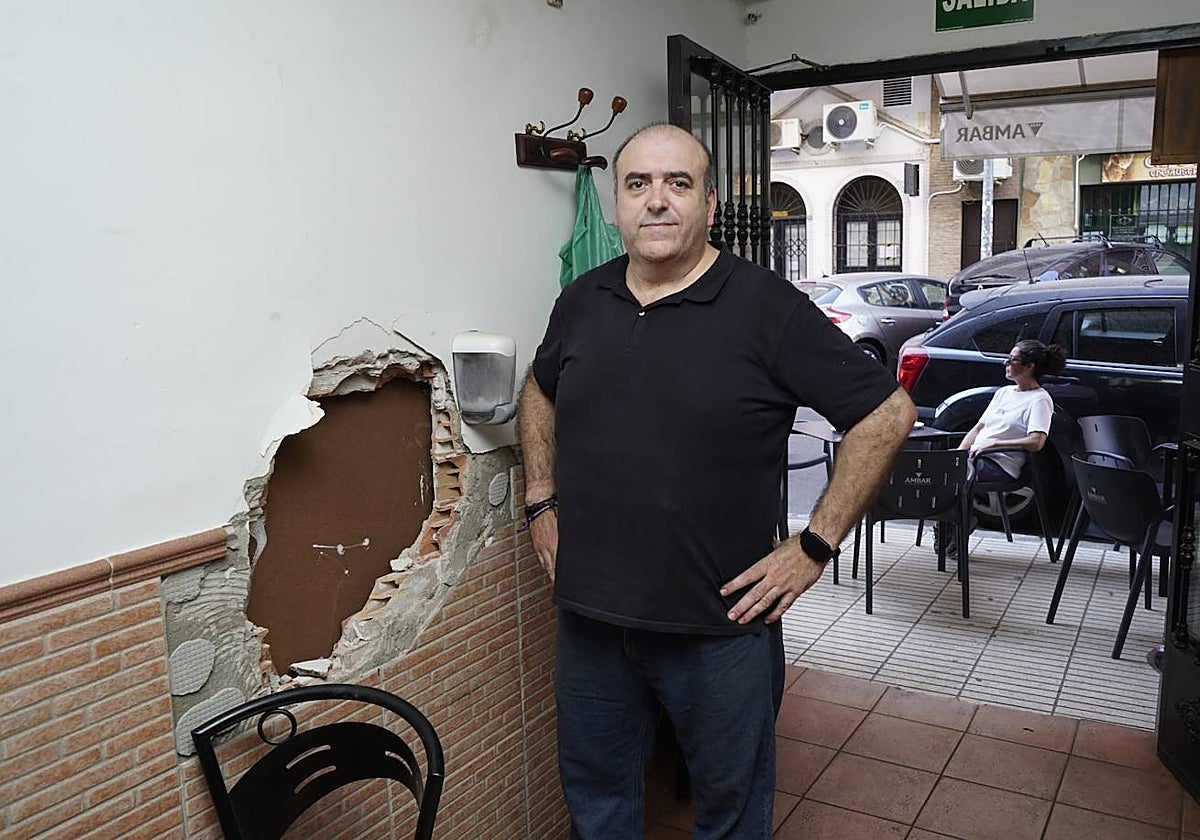 Antonio Cumbriño, dueño del bar Machín, delante del butrón que han hecho en su local.