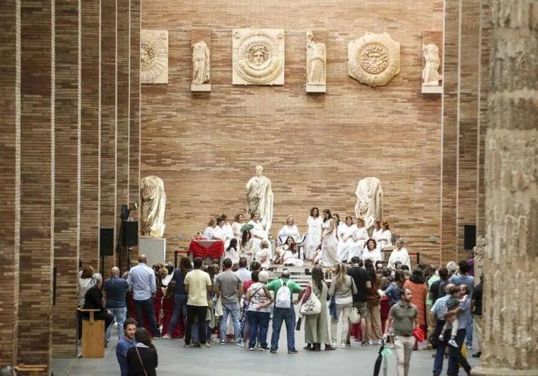 Visitantes en el Museo Romano de Mérida.