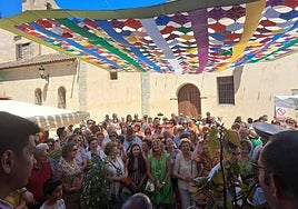 La Plaza del Carmen de Campanario acogió una de las fiestas más características de Campanario: la 'Rifa de los tiestos', en honor a la Virgen que lleva el mismo nombre que la plaza, con motivo de la festividad de la Bienaventurada Virgen María del Monte Carmelo. La actividad, cuya recaudación de 707 euros irá destinada a la parroquia de Campanario, consiste cada año en pujar a las puertas de la capilla de la Virgen por macetas que son donadas previamente por vecinos, este año se subastaron unos 100 tiestos.