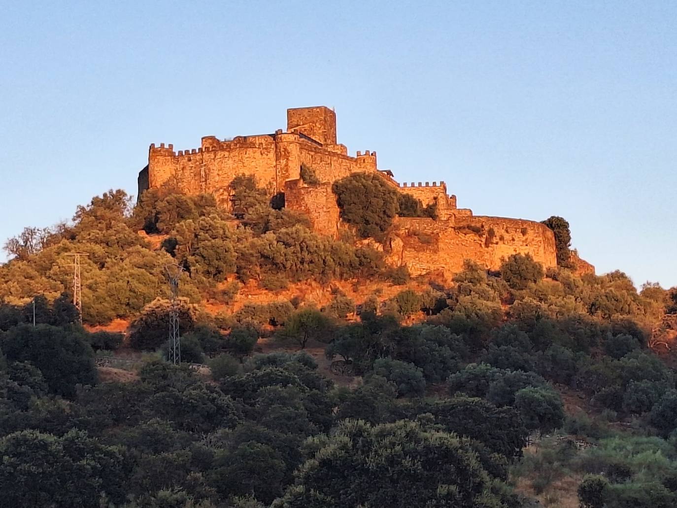 Panorámica reciente del castillo, donde puede avistarse el derrumbe del lienzo de muralla del segundo recinto o patio de armas.