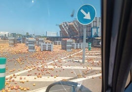 Rotonda cubierta de ciruelas tras el vuelco de la carga.