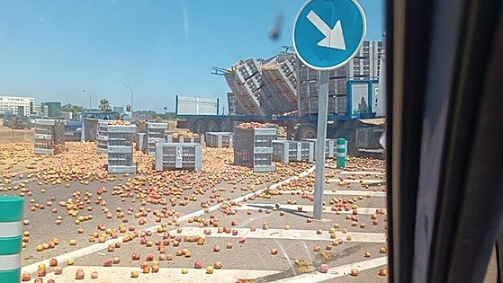 Una rotonda en Rena se cubre de toneladas de ciruelas por el vuelco de la carga de un camión