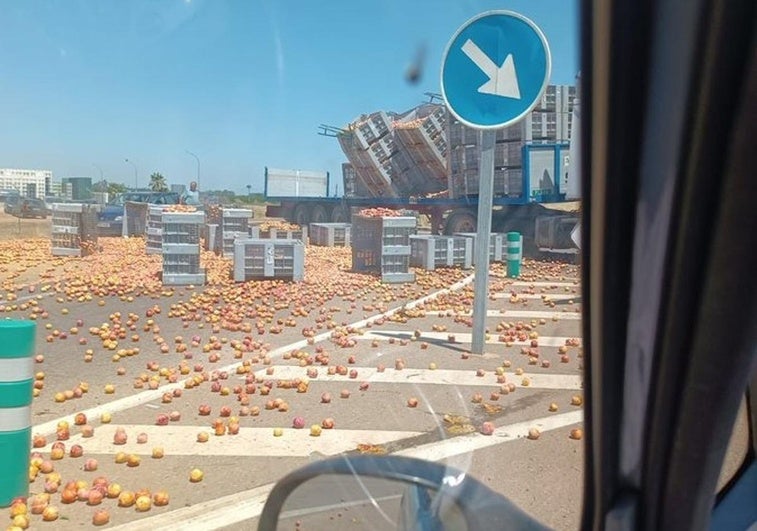 Rotonda cubierta de ciruelas tras el vuelco de la carga.