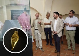 La bellota de oro hallada en Segura de León en 1984 es una de las piezas que puede verse en la nueva muestra del Arqueológico.