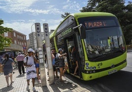 Uno de los autobuses urbanos en Badajoz.