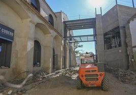 Estado actual de la construcción del edificio anexo y la pasarela que conecta ambas estructuras.