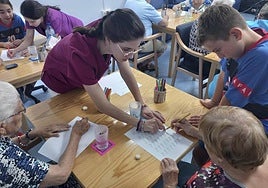 Taller intergeneracional por el día de los abuelos en el centro de Afam.