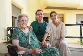 María y Daniel Coorrales con su abuela Martina Gallardo